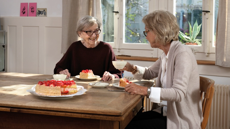 zwei Seniorinnen beim Kaffee