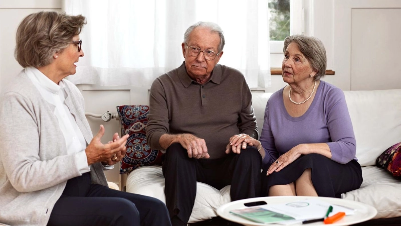 Besucherin besucht Seniorin
