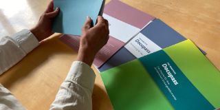 Eine Person schaut die Papiere aus dem Docupass an. 