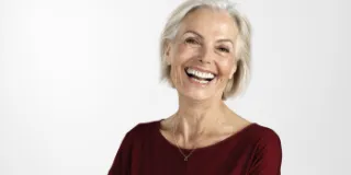 Seniorin rot lachend vorne