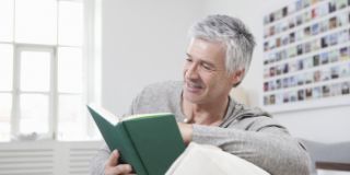 Mann liest in einem Buch
