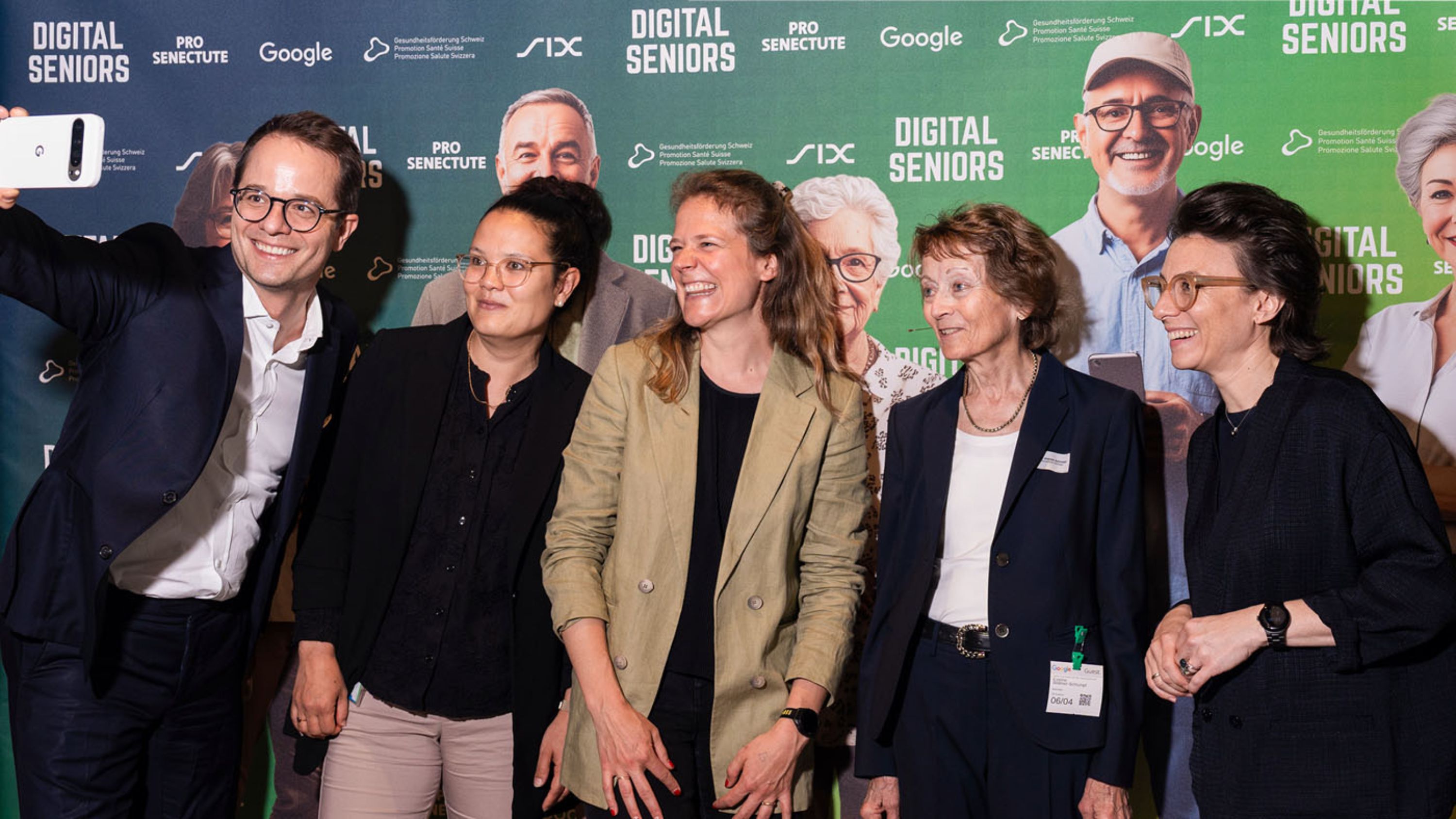 Selfie-Moment am Event «Digital Seniors 2025»: Das Team von Google Schweiz mit Chefin Christine Antlanger-Winter (ganz rechts) und Eveline Widmer-Schlumpf (zweite von rechts).