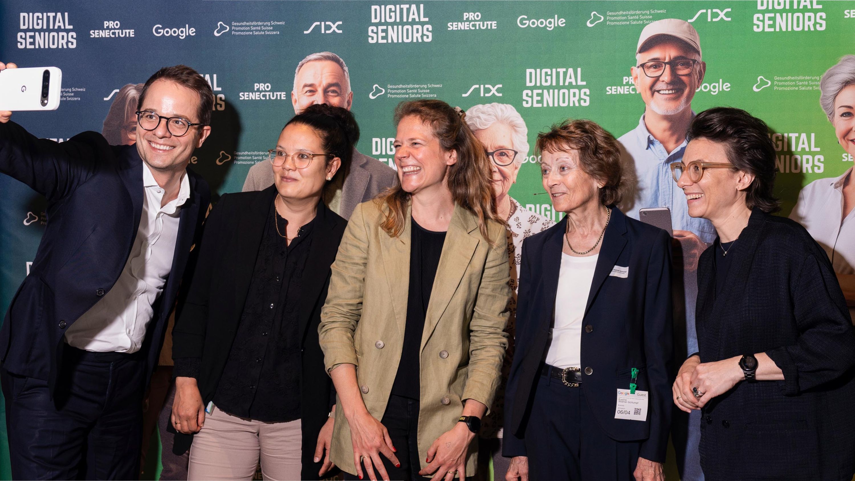Selfie-Moment am Event «Digital Seniors 2025»: Das Team von Google Schweiz mit Chefin Christine Ant-langer-Winter (ganz rechts) und Eveline Widmer-Schlumpf (zweite von rechts).