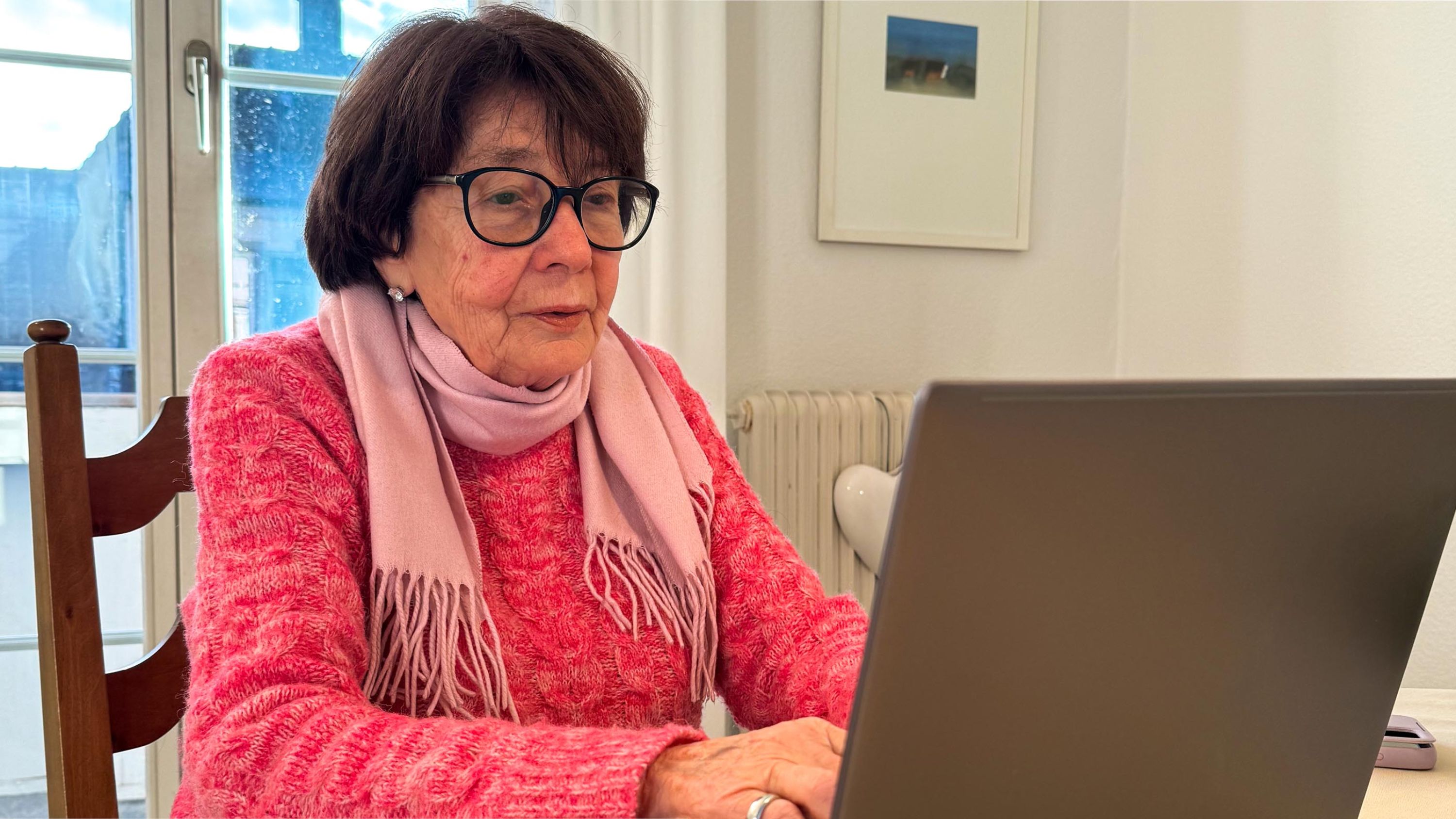 Liliane Gasser an ihrem Laptop