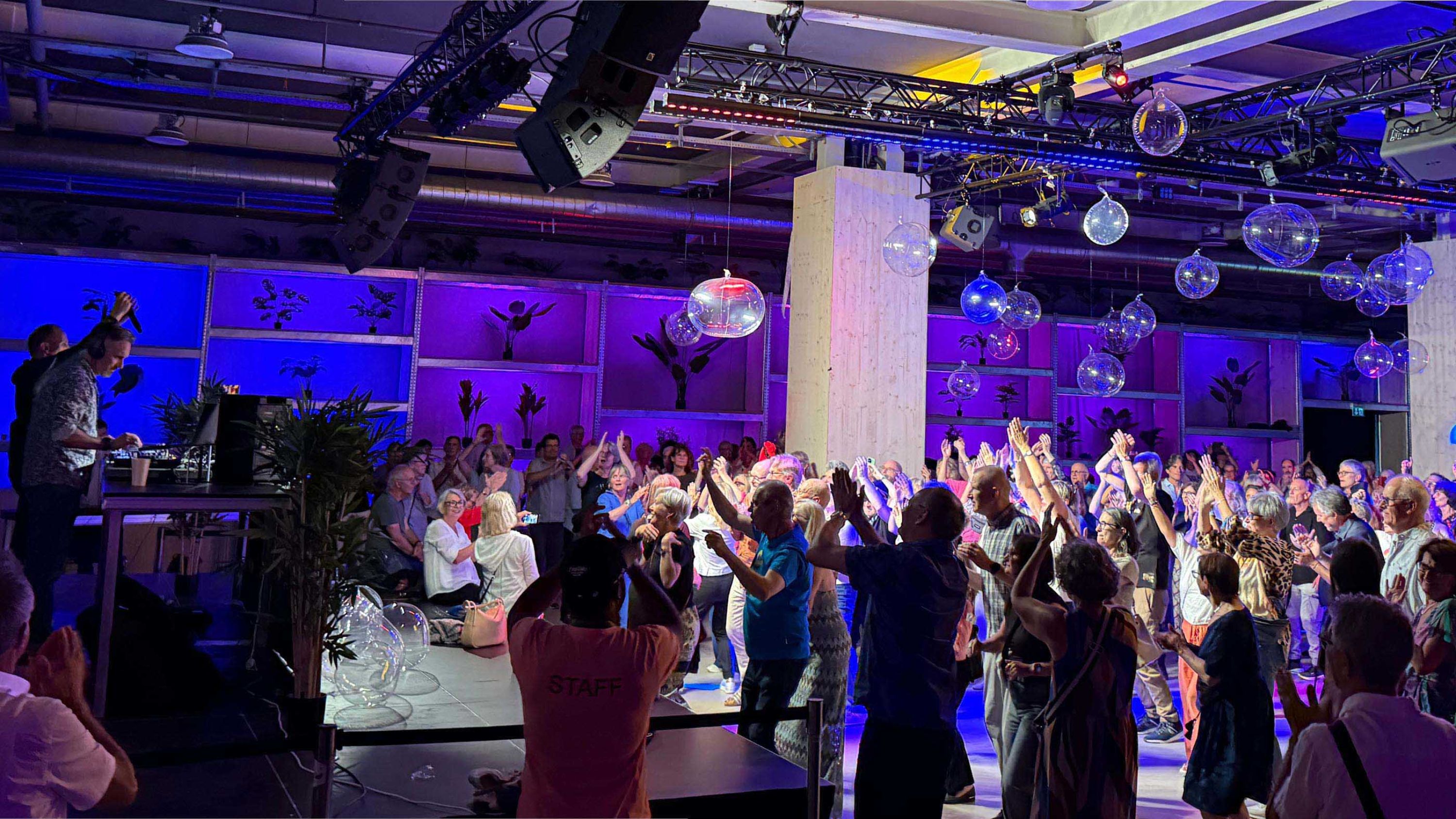 Hoch die Hände: An der ESC Disco 60+ zeigten die Teilnehmenden ihre besten Tanzfiguren.