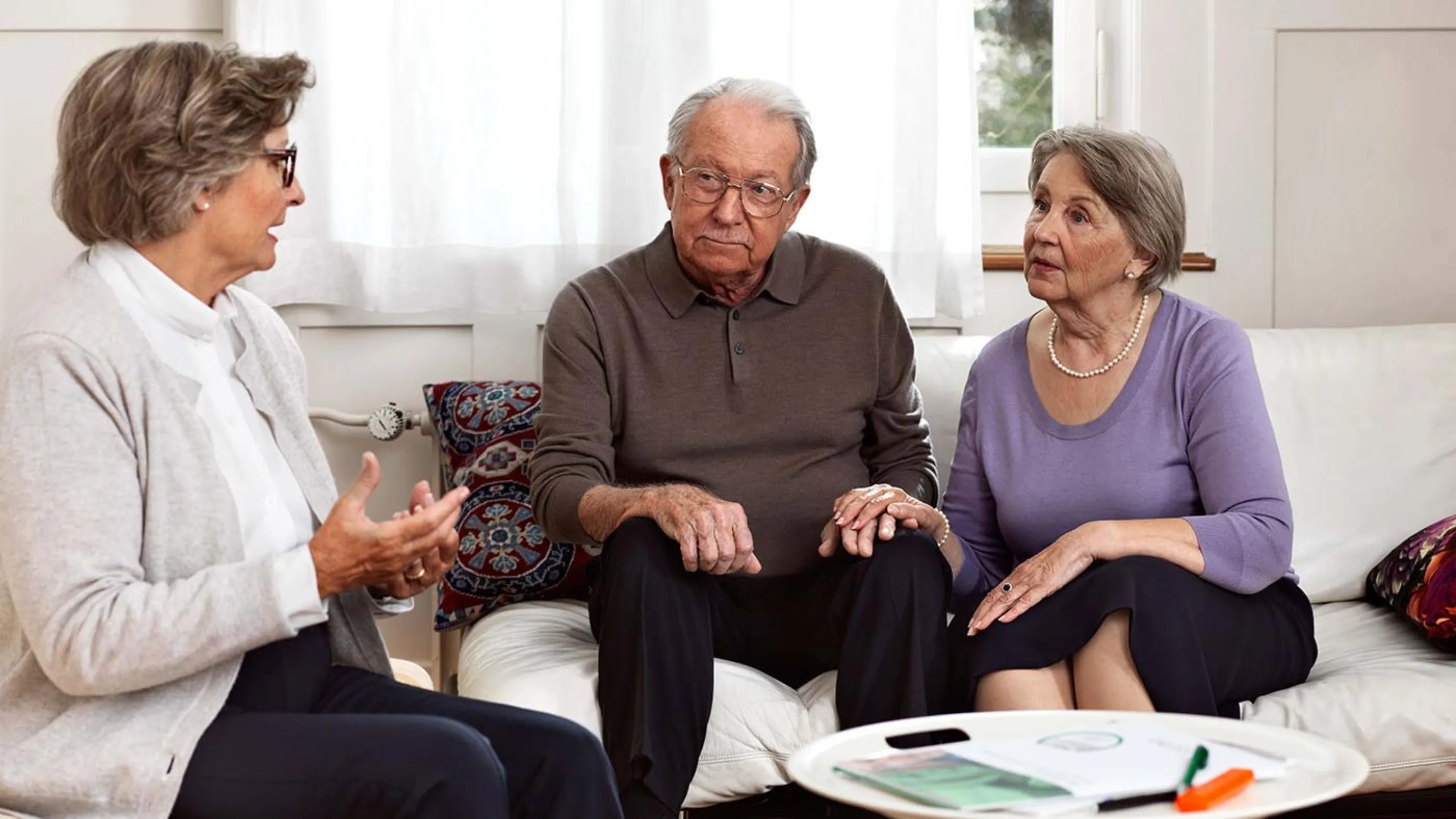 Besucherin besucht Seniorin