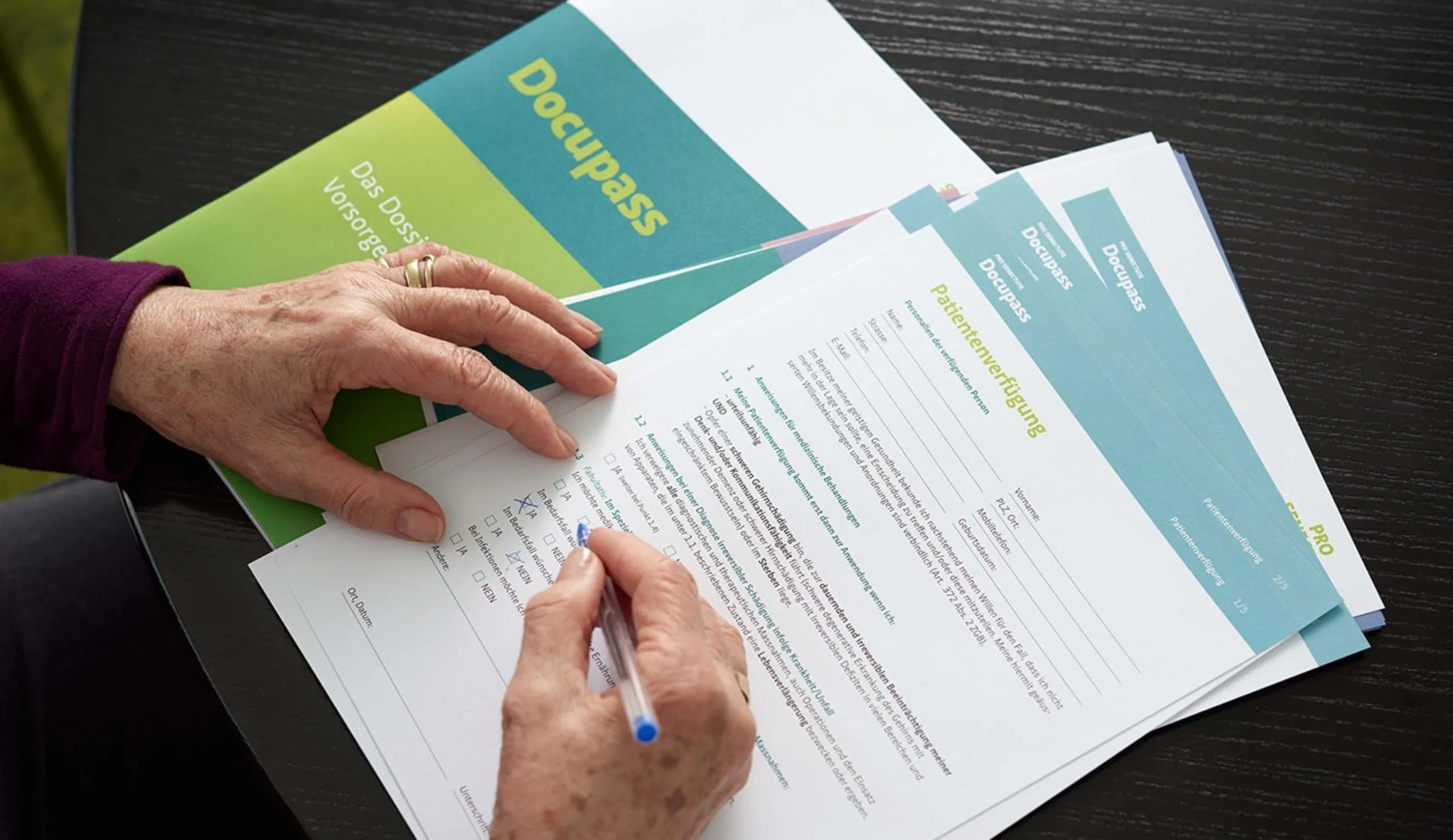 zwei Hände welche Docupass ausfüllen