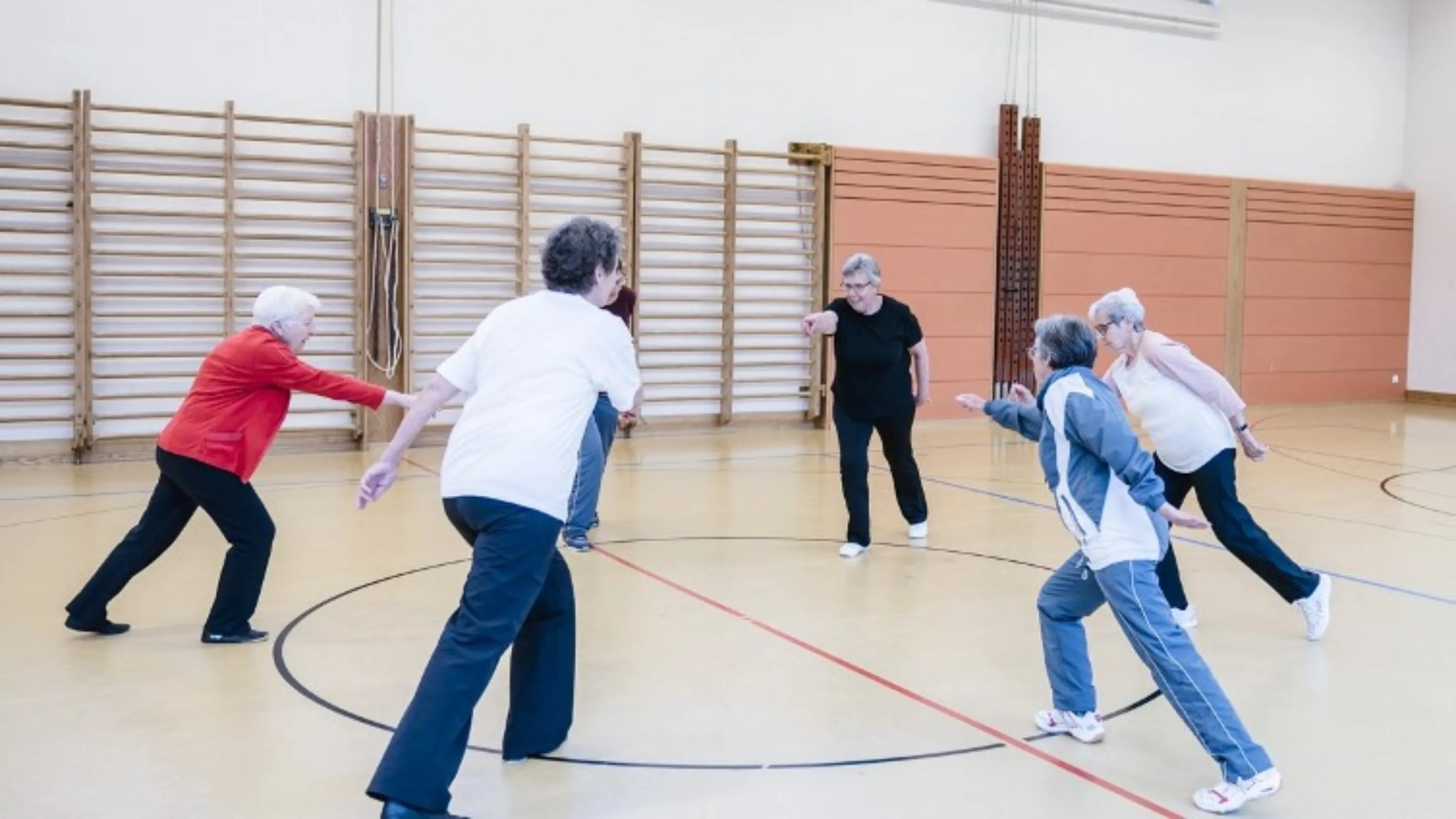 Gruppe von Frauen am Turnen