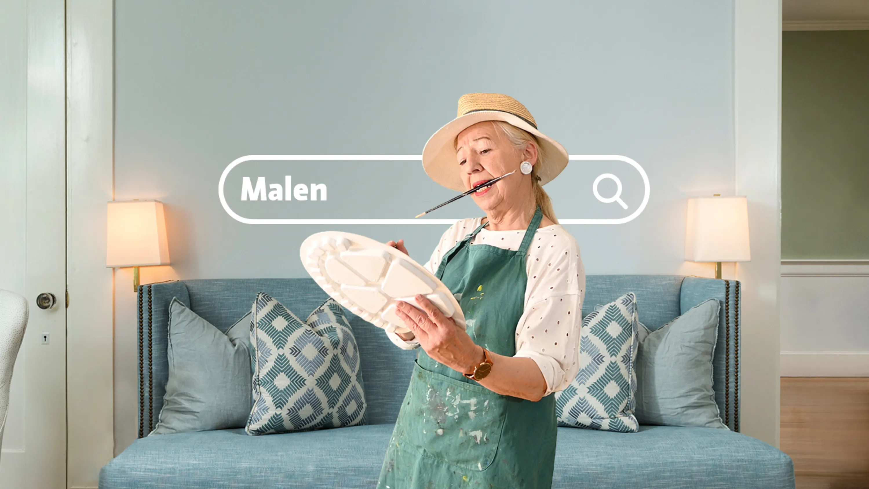 Eine Frau sucht einen Kurs um zu Malen.