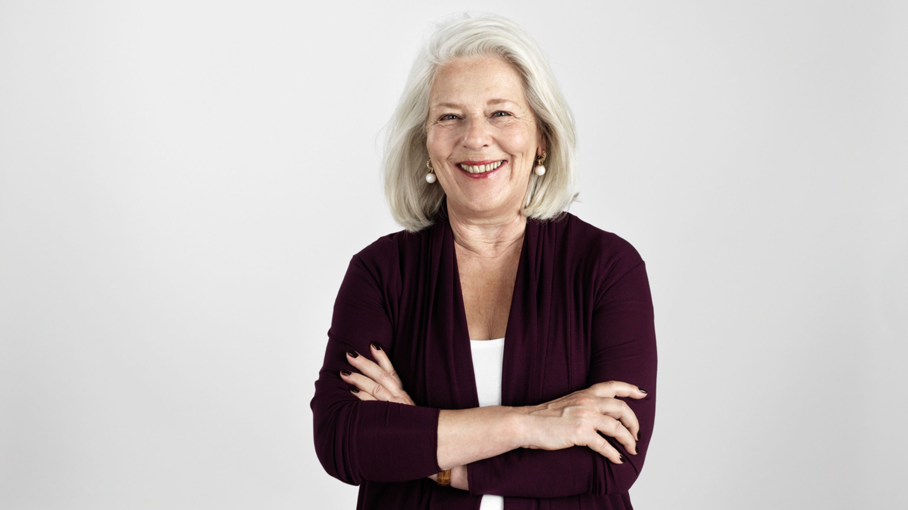 ältere Dame lachend, Arme gekreuzt