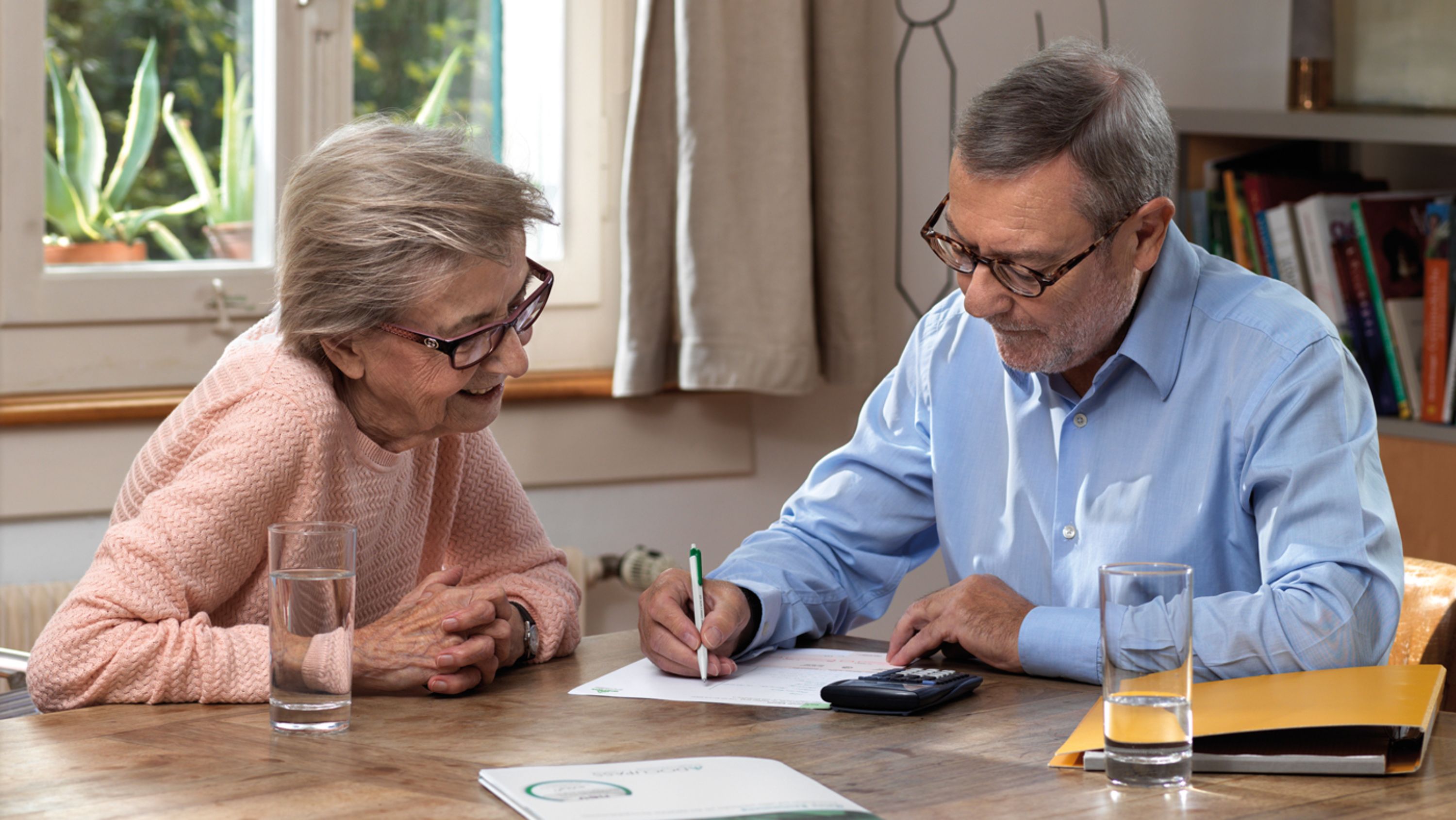 zwei Senioren füllen Formulare aus